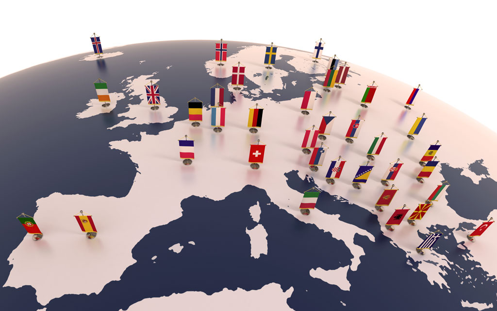 Globe terrestre avec vue sur l'Europe et les drapeaux des pays respectifs